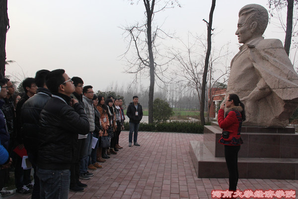 老师们在张庄瞻仰学习.jpg