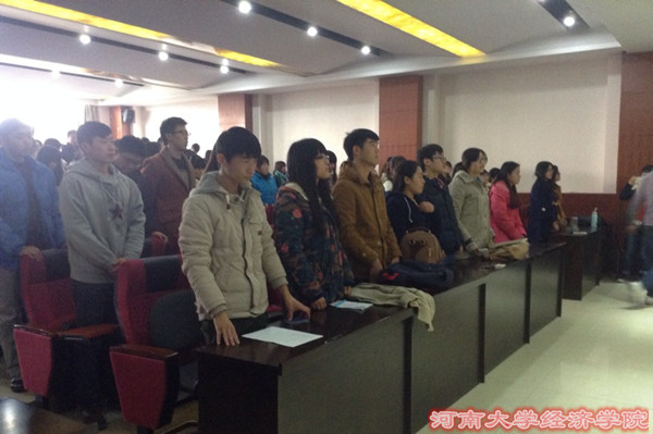 全体成员起立聆听《青年志愿者之歌》.jpg