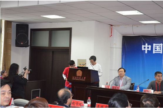 mk官网经济研究所所长李保民教授主持大会发言环节