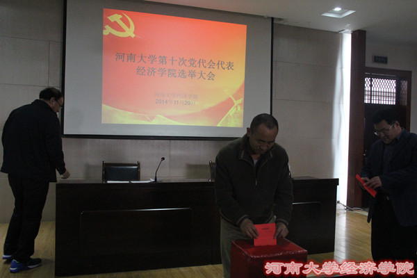 宋经理以及党员们陆续投票 摄影:梁媛