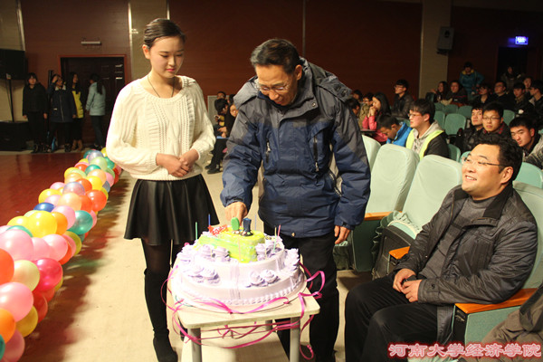 老师们切蛋糕.jpg