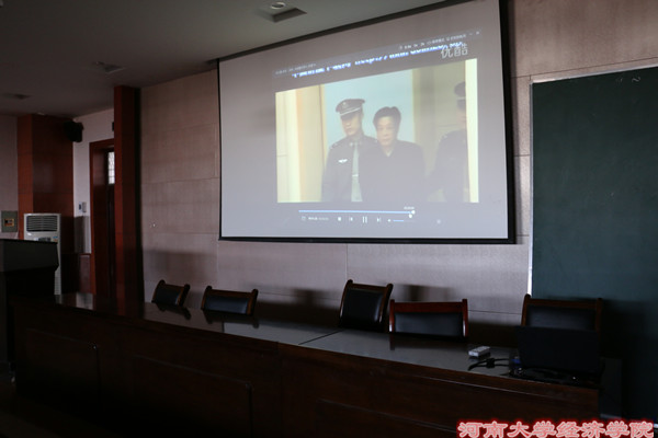 老师们观看电影.jpg
